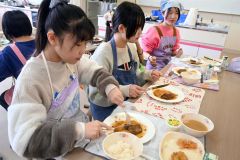 牛ステーキの焼き方学ぶ　北海道ホテル総料理長が伝授　帯広つつじが丘小 10