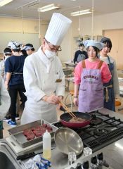 牛ステーキの焼き方学ぶ　北海道ホテル総料理長が伝授　帯広つつじが丘小 3