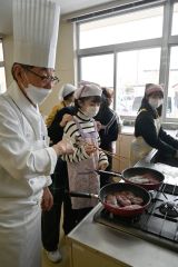 牛ステーキの焼き方学ぶ　北海道ホテル総料理長が伝授　帯広つつじが丘小 5