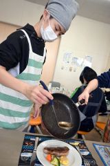 牛ステーキの焼き方学ぶ　北海道ホテル総料理長が伝授　帯広つつじが丘小 8