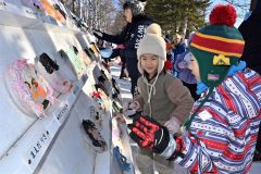 ユニークな「氷のお面」を制作し、氷まつり会場に並べる帯広市内の児童たち（２９日午前９時半ごろ、帯広市緑ケ丘公園で。金野和彦撮影）