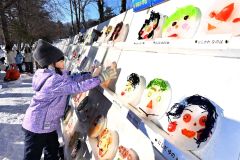 ユニークな「氷のお面」を制作し、氷まつり会場に並べる帯広市内の児童たち（２９日、午前９時半ごろ。帯広市緑ヶ丘公園で。金野和彦撮影）