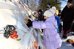 ユニークな「氷のお面」を制作し、氷まつり会場に並べる帯広市内の児童たち（２９日、午前９時半ごろ。帯広市緑ヶ丘公園で。金野和彦撮影）