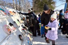 ユニークな「氷のお面」を制作し、氷まつり会場に並べる帯広市内の児童たち（２９日、午前９時半ごろ。帯広市緑ヶ丘公園で。金野和彦撮影）