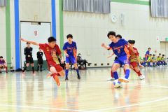 【決勝・プログレッソ十勝ＦＣ　Ｕ１５Ａ―帯北ＦＣ　Ｕ１５】帯北ＦＣ　Ｕ１５（青ユニホーム）は、果敢にゴールを狙うが、１点が遠かった