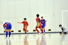 【決勝・プログレッソ十勝ＦＣ　Ｕ１５Ａ―帯北ＦＣ　Ｕ１５】試合終了間際にダメ押しの追加点を決めたプログレッソ十勝ＦＣ　Ｕ１５Ａの（２４）河合紗助（左から２番目）