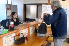 今年に入り定食を再開した「食堂絹」の店主堀井さん（左）