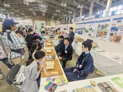 イベントで木琴を紹介する士幌高生徒（士幌高校提供）