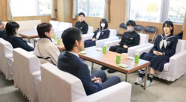 【写真】更別中央中スケート部　４人が全国出場報告