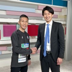 長野聡前監督（右）と握手する八津川義廣新監督