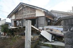 能登半島地震で倒壊した石川県輪島市の住宅。新耐震基準を満たしていない家も多い