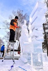 翌日に開幕を控え、氷像を制作する関係者（３０日午前９時半ごろ、塩原真撮影）