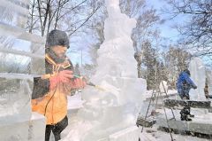 翌日の開幕に向けて氷像を作成する関係者（３０日午前９時半ごろ、塩原真撮影）