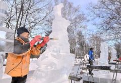 翌日の開幕に向けて氷像を作成する関係者（３０日午前９時半ごろ、塩原真撮影）