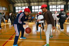 帯広小学校で開かれたレバンガ北海道のバスケットボール教室（金野和彦撮影）