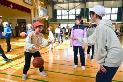 帯広小学校で開かれたレバンガ北海道のバスケットボール教室（金野和彦撮影）