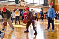 帯広小学校で開かれたレバンガ北海道のバスケットボール教室（金野和彦撮影）