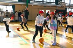 帯広小学校で開かれたレバンガ北海道のバスケットボール教室（金野和彦撮影）