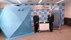 「ＷＯＴＡ　ＢＯＸ」の寄贈式、左から渡邉社長、黒川町長