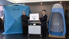 「ＷＯＴＡ　ＢＯＸ」の寄贈式、左から渡邉社長、田中町長