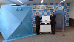 「ＷＯＴＡ　ＢＯＸ」の寄贈式、左から渡邉社長、黒川町長