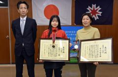 類家さんと寺内さんに表彰状伝達　道スポーツ奨励賞