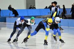 力強く滑走する選手たち（中学男子１５００メートル）