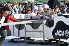 氷まつり開幕　子どもたちが続々来場　すべり台や回転ソリなど、アトラクションを楽しむ