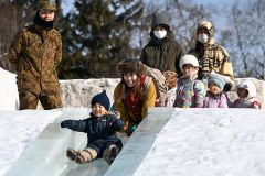 歓声をあげながら氷の滑り台を滑り降りる子ども（３１日午前１０時５分ごろ、須貝拓也撮影）