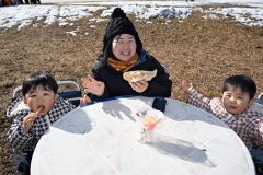 飲食スペースでくつろぐ親子連れ（須貝拓也撮影）