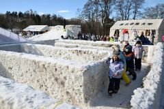 雪の巨大迷路に挑戦する子どもたち（３１日午前１０時半ごろ、須貝拓也撮影）