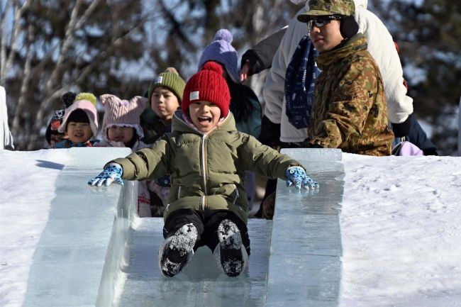 おびひろ氷まつり開幕　少雪何のその、子どもら歓声