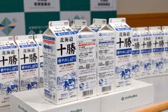 絆づくりメッセージコンクールの入賞作品を掲載した牛乳パッケージ