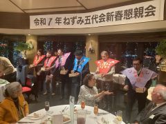 各世代代表による恒例の豆まき