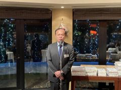 あいさつする三五六会の森会長