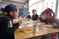 市長と児童給食囲む　稲田小でおいしい給食プロジェクト