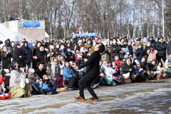高く投げた駒を客の目前でキャッチする大道芸人のＳＹＯ！さん（１日午前１０時４５分ごろ、須貝拓也撮影）