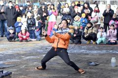軽快な音楽に合わせて芸を披露する大道芸人のＳＹＯ！さん（１日午前１０時４０分ごろｐ、須貝拓也撮影）