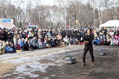 火のついたたいまつでジャグリングをする大道芸人のＳＹＯ！さん（１日午前１０時５０分ごろ、須貝拓也撮影）