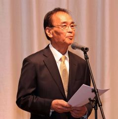あいさつする瀧川代表