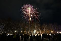 冬の夜空を鮮やかに彩る花火（１月３１日、須貝拓也撮影）