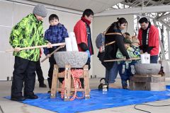 餅つき体験に参加した来場者（１日午前１１時１０分ごろ、須貝拓也撮影）