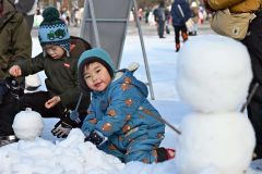雪だるまづくりに夢中になる子ども（１日午前１０時２０分ごろ、須貝拓也撮影）