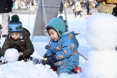 雪だるまづくりに夢中になる子ども（１日午前１０時２０分ごろ、須貝拓也撮影）