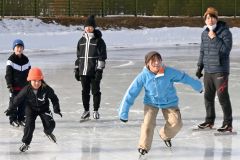 町外小学生の授業利用など、存在感が増す中央運動公園スケートリンク（３０日、豊似小の授業）