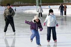 町外小学生の授業利用など、存在感が増す中央運動公園スケートリンク（３０日、豊似小の授業）