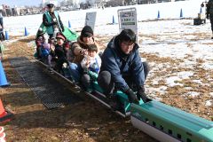 ミニ北海道新幹線の乗車体験を楽しむ子どもたち（２日午前１１時ごろ）