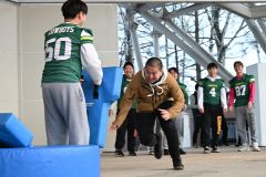 帯広畜産大学のアメフト部員に勢いよくタックルする観客（１日、須貝拓也撮影）