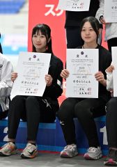 女子３０００メートルの表彰式で（左から）５位の黒坂理央（幕別忠類）、６位の成田陽愛（帯五