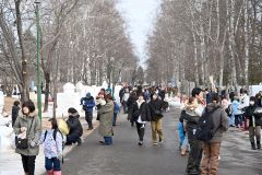 多くの来場者でにぎわう通路（２日午前１０時半ごろ、須貝拓也撮影）